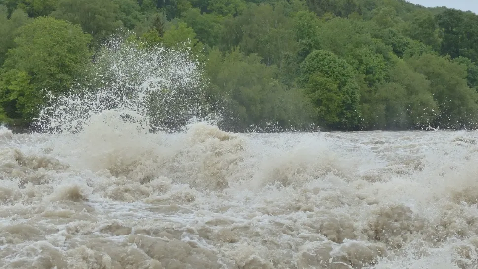 Alertă hidrologică. Cod portocaliu și Cod galben de inundații în mare parte din țară, până luni la prânz
