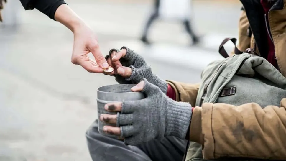 Un cerșetor ridicat de polițiști din Sectorul 6 a dezvăluit cât câștigă pe oră 