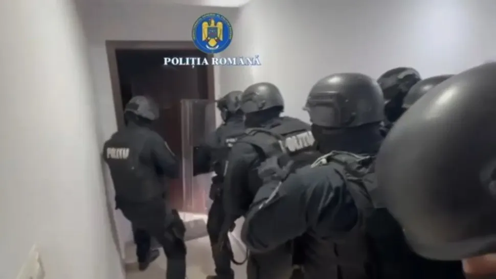 Arme albe și sticle incendiare, găsite în urma descinderilor la două clanuri Ștoacă și Toboșarii: 11 persoane, reținute