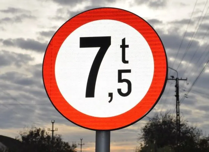 Circulaţia vehiculelor cu masa mai mare de 7,5 tone, restricţionată pe mai multe drumuri naţionale