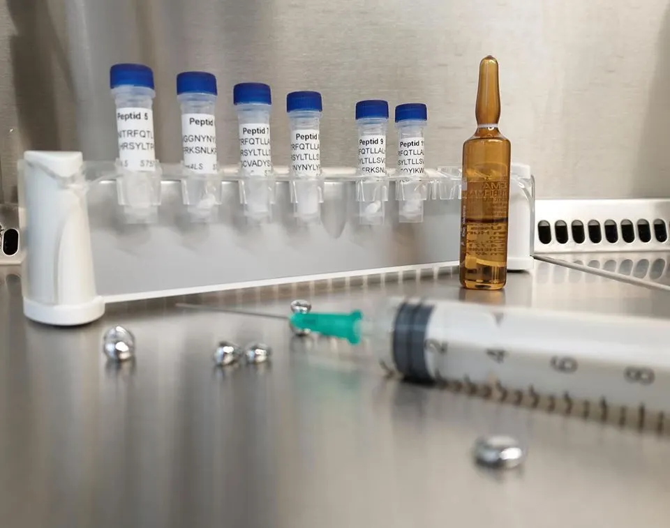 Vaccinul românesc împotriva COVID-19 a intrat în testare. Producătorii acuză chinezii că deja vor să fure formula