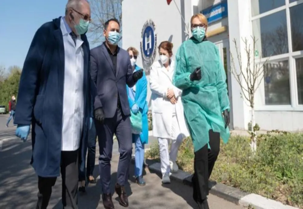 Gabriela Firea, în vizită la "Victor Babeș". Spitalul a externat 125 de pacienți vindecați, din cei 400 la nivel național