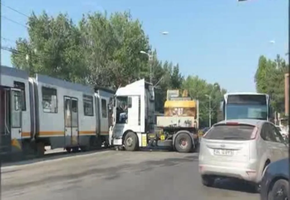 Accident pe linia 41, un TIR a lovit în plin un tramvai