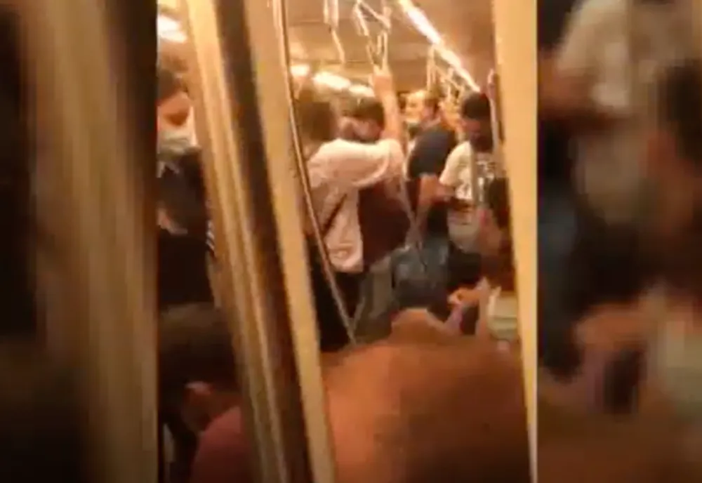 VIDEO Aglomerație de nedescris la metrou, la Piața Victoriei, luni după-amiază