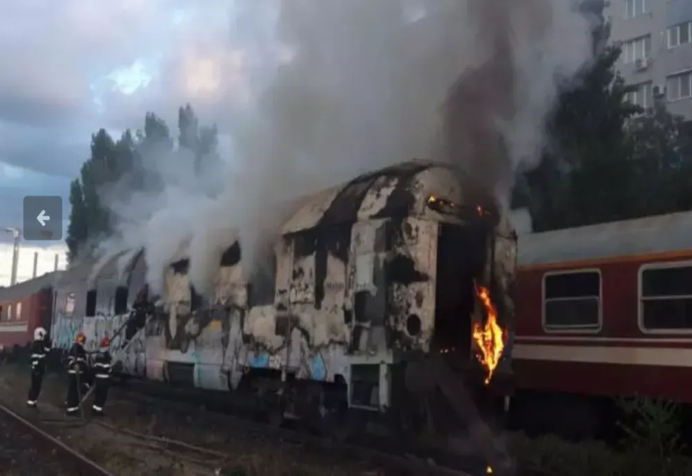 Un tren de călători aflat în zona podului Grant din Capitală au fost cuprinse de flăcări