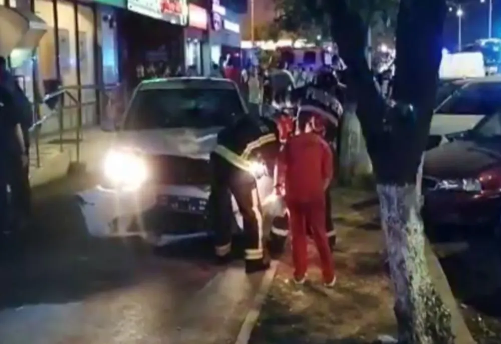 O persoană a murit pe loc, iar alte două au fost rănite după ce au fost lovite în plin de maşina unei firme de pază