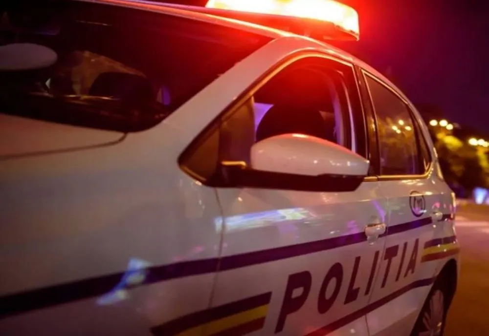 Polițiști atacați cu toporul în București