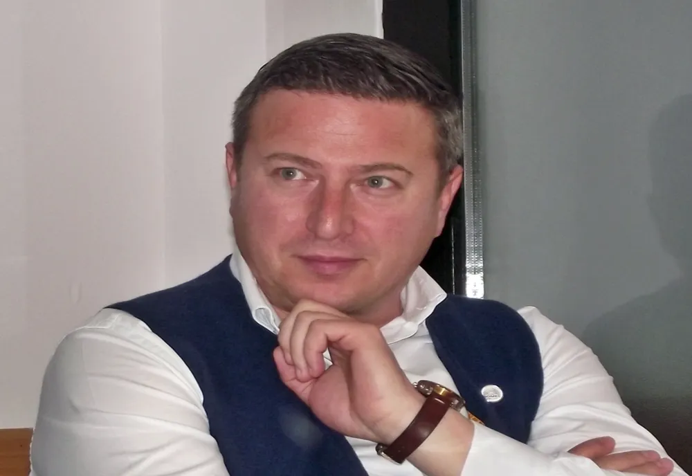 Scene șocante! Cum și-a umilit primarul de Sângeorz Băi fiica: a dezbrăcat-o, a pus-o în genunchi, apoi a certat-o și a filmat totul