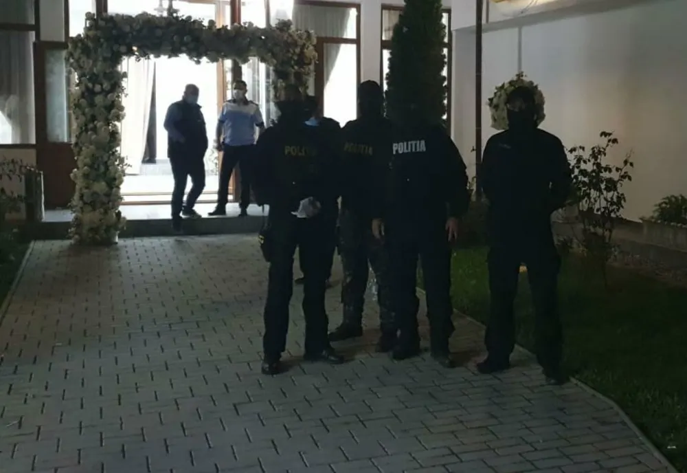 Slatina: Nunta unor romi la care participau peste 200 de persoane, oprită de poliţişti