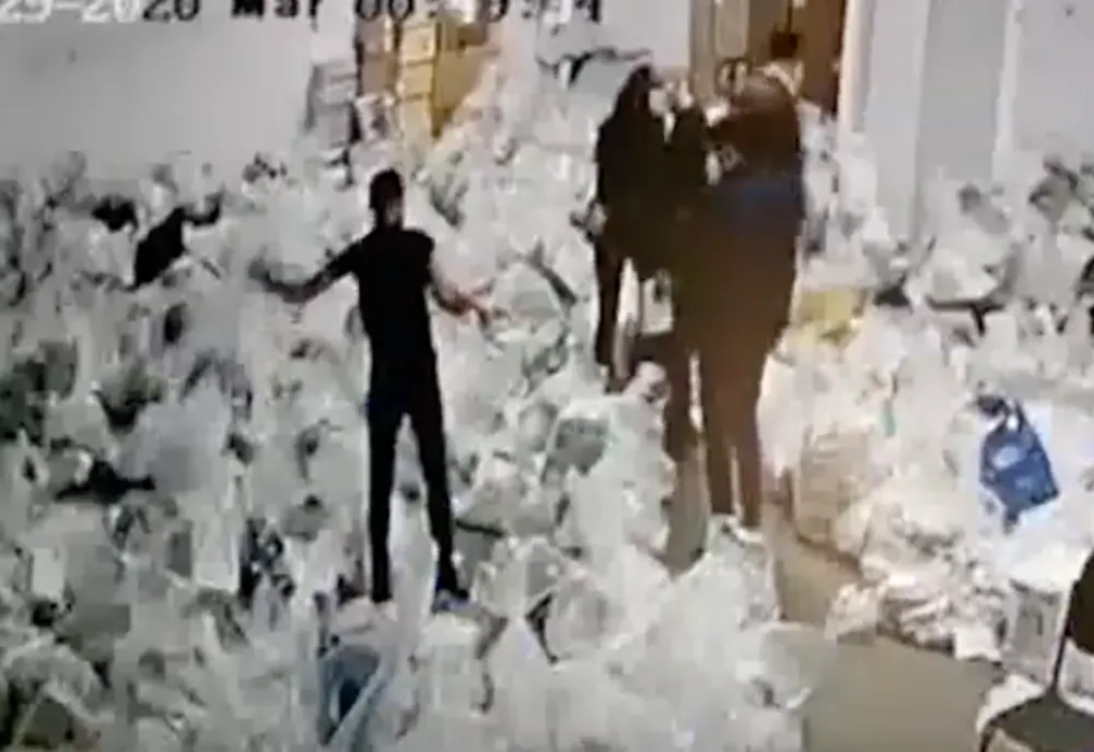 Saci rupți și buletine de vot aruncate. S-a întâmplat într-o cameră de depozitare din Sectorul 1