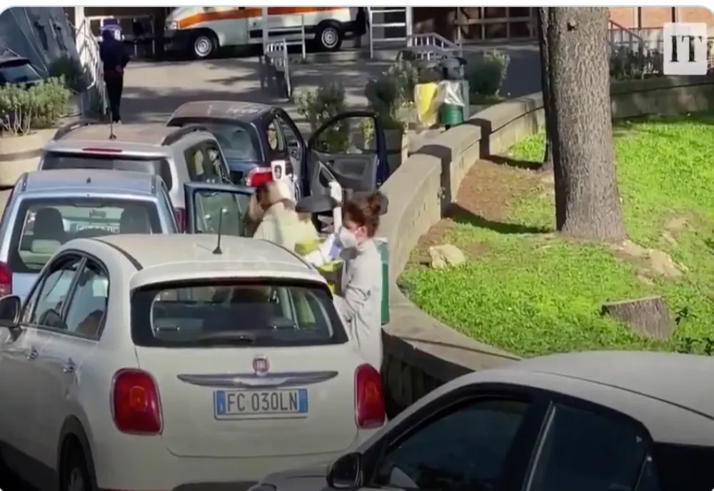 Italia, îngenunchiată de al doilea val al pandemiei: Pacienții COVID, tratați în parcarea spitalelor