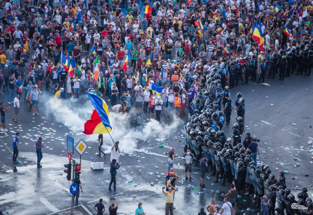Doi dintre agresorii jandarmeriței de la 10 august, CONDAMNAȚI definitiv la închisoare cu executare