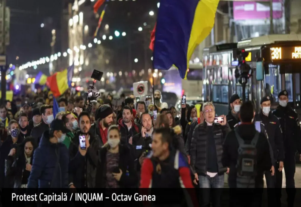 Protest pașnic, pentru prima oară în ultimele zile.  350 de persoane în Piața Victoriei, fără mască, fără să respecte nicio regulă