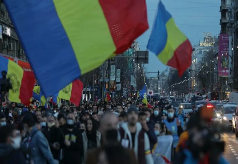 Val de proteste anti-restricții. Aproape 1.000 sunt prezenți în fața Guvernului