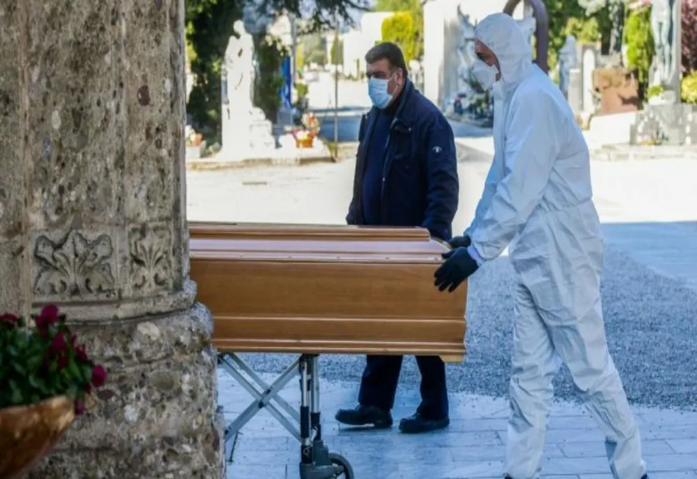 Se schimbă restricțiile la înmormântarea morţilor de COVID. Fără saci de plastic sigilați și va fi permis priveghiul  