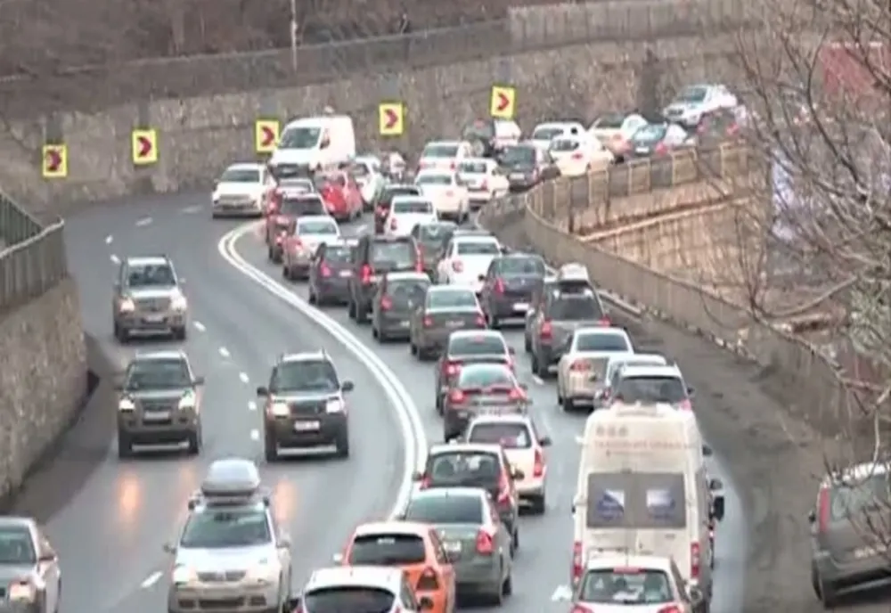 Aglomerație pe drumul spre munte. Coloana de mașini începe de la Comarnic