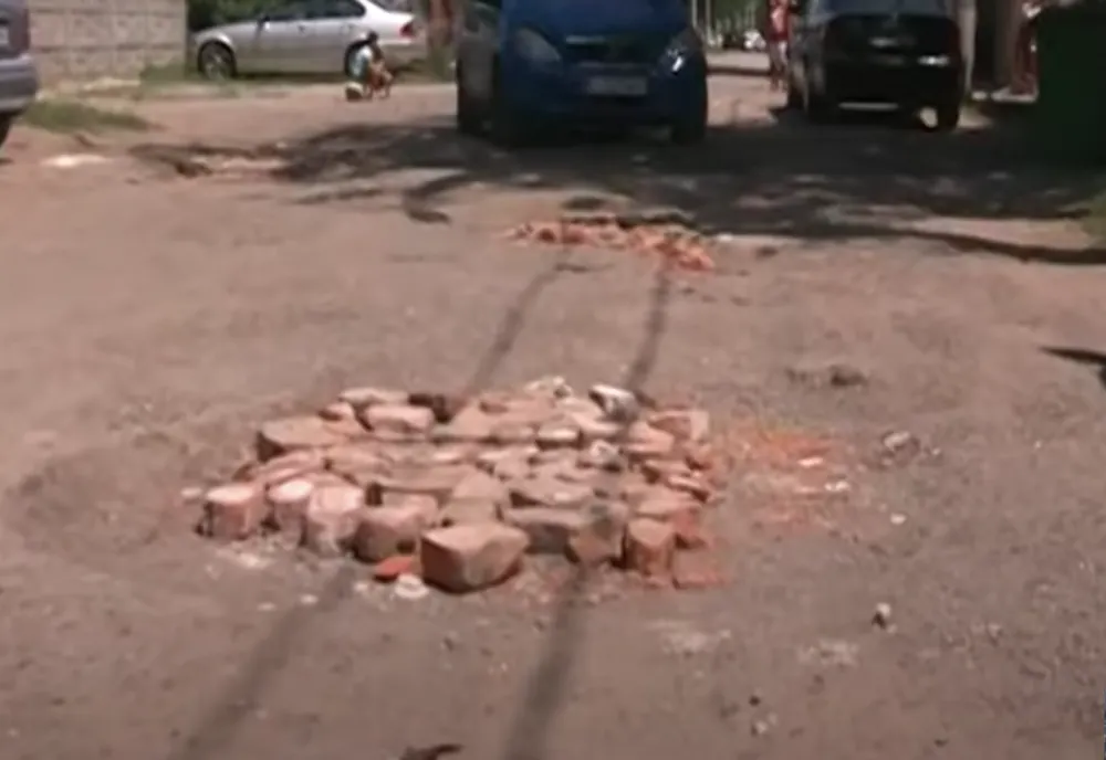VIDEO - O stradă din Capitală arată mai rău ca la țară