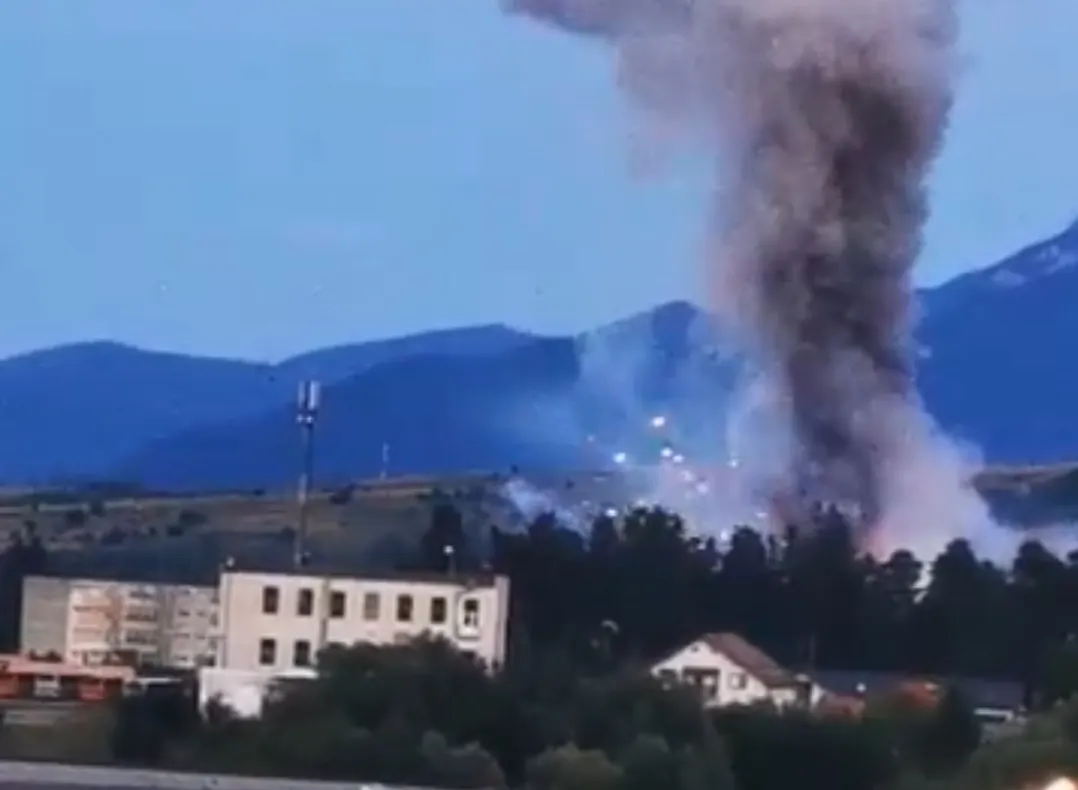 VIDEO Explozie la o uzină de lângă Zărneşti! O persoană A MURIT!