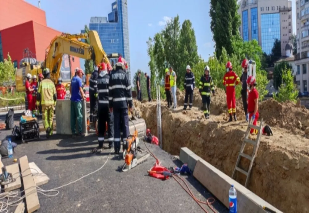 Accident tragic în București pe un şantier de lângă Biblioteca Naţională. Muncitori prinşi sub un mal de pământ