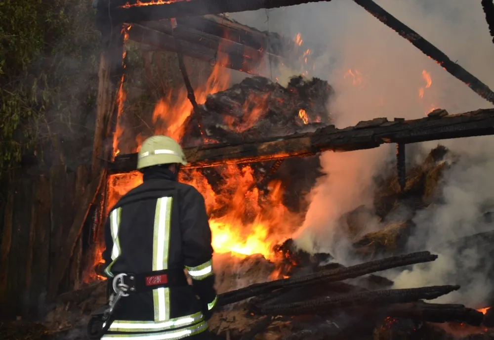 Incendiu violent, într-un depozit din Huși - mobilizare generală: risc uriaș de propagare