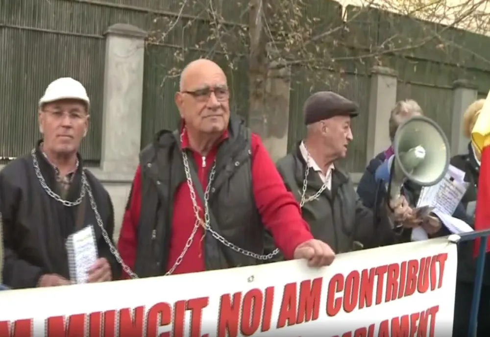 Protest de amploare în fața Ministerului Muncii. Pensionarii s-au legat cu lanțuri