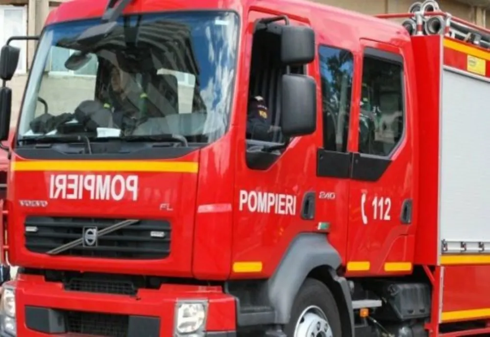 Incident pe o pistă a Aeroportului "Henri Coandă". O autospecială a pompierilor s-a răsturnat