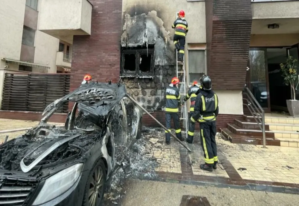 Autoturism de lux, cuprins de flăcări în Capitală! Focul s-a extins la o clădire din apropiere