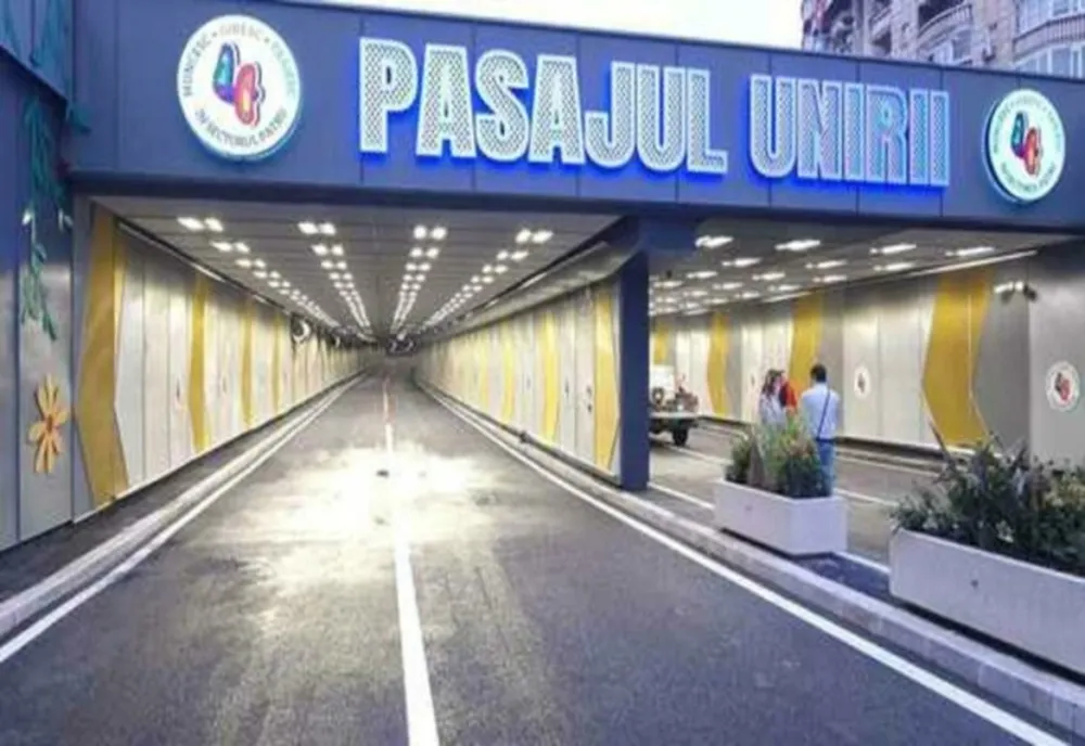 Incident șocant în Pasajul Unirii - Polițiștii, atacați cu bucăți de piatră cubică