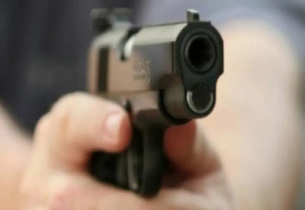 Femeie amenințată cu pistolul și stropită cu spray paralizant, pe o stradă din Capitală