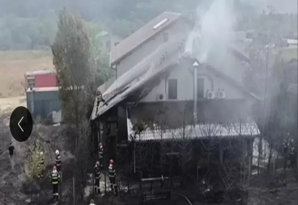 Incendiu de proporții lângă Pădurea Băneasa. Intervenție masivă a pompierilor, o casă afectată - FOTO/VIDEO