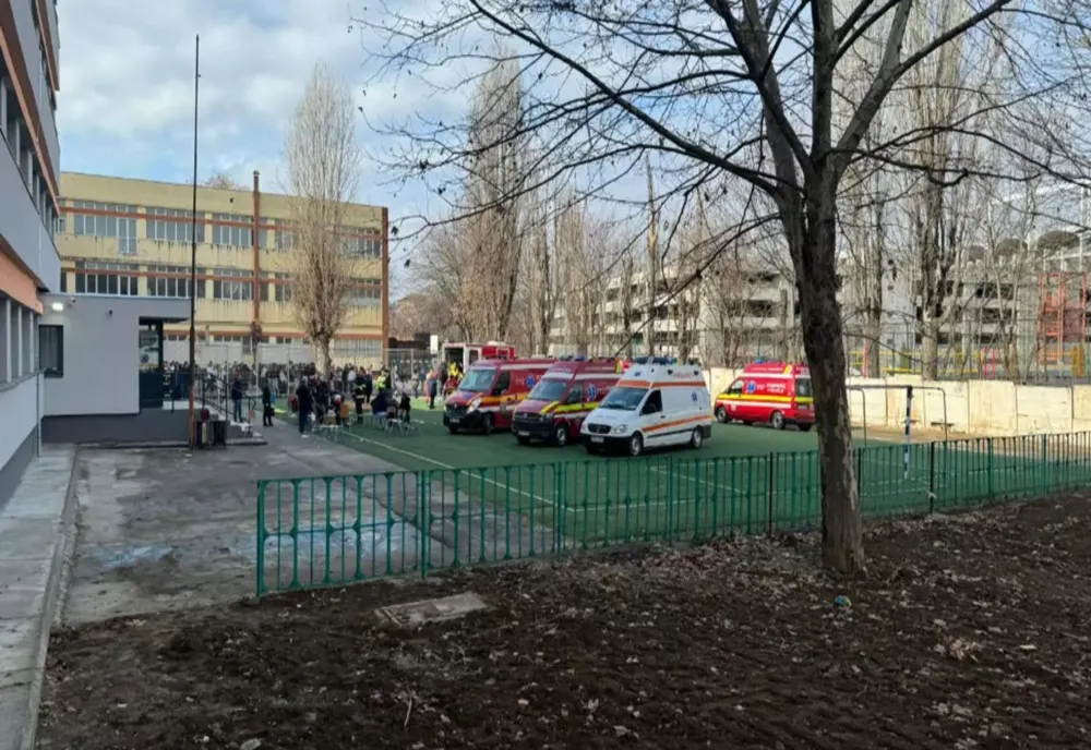 Alertă la un liceu din București. Mai mulți elevi s-au simțit rău după ce a fost folosit un spray lacrimogen în holul instituției