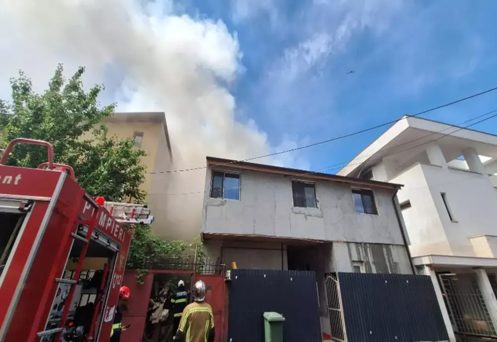 O persoană și-a pierdut viața într-un incendiu produs la două case din Sectorul 2 al Capitalei
