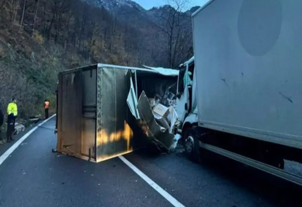 TRAFIC BLOCAT PE VALEA OLTULUI. DOUĂ CAMIOANE S-AU CIOCNIT VIOLENT