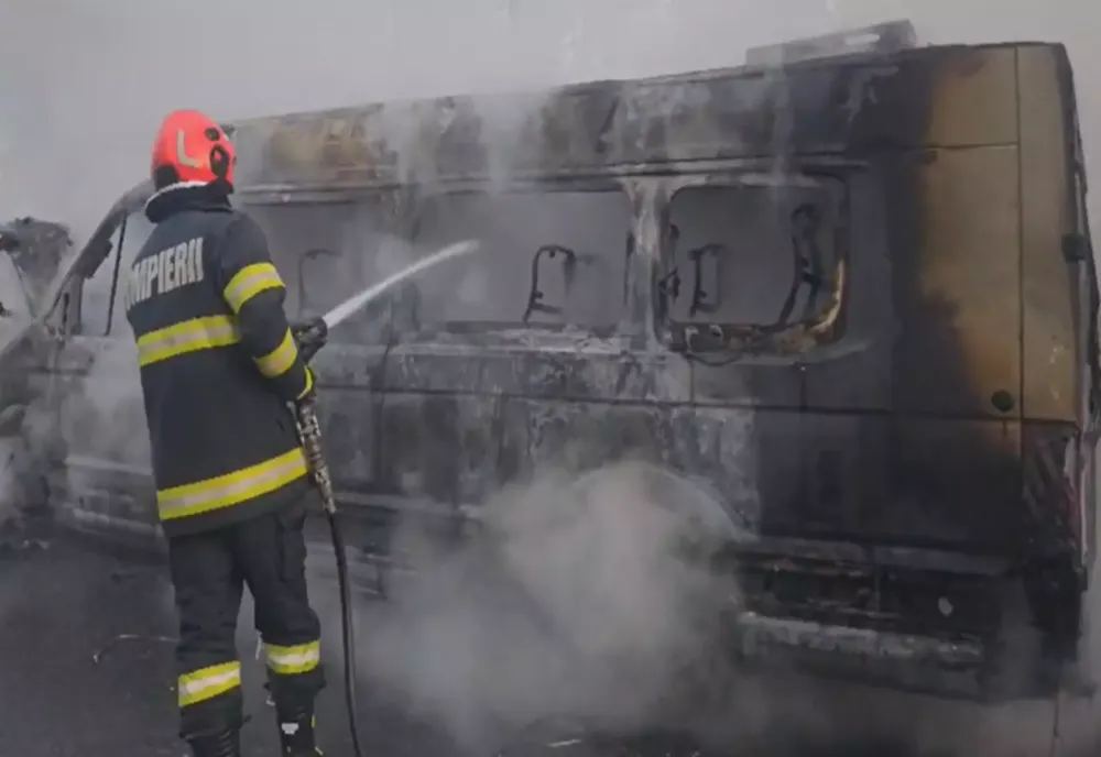 MICROBUZ CUPRINS DE INCENDIU PE UN DRUM DIN MUNICIPIUL IAȘI