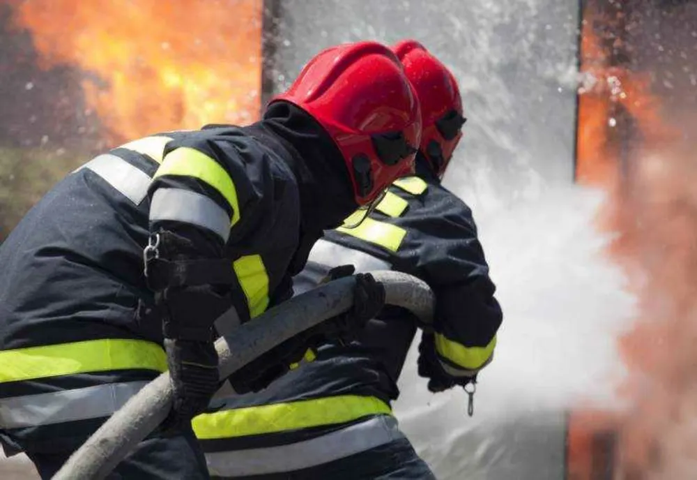 INCENDIU PUTERNIC ÎN SECTORUL 5. DOUĂ PERSOAE RĂNITE 