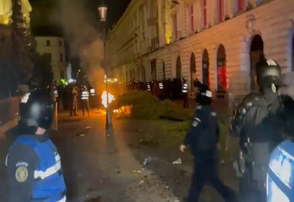 PARCHET: AU FOST IDENTIFICATE 8 PERSOANE CARE AU EXERCITAT VIOLENȚE ÎMPOTRIVA JANDARMILOR LA PROTESTUL DIN CENTRUL VECHI