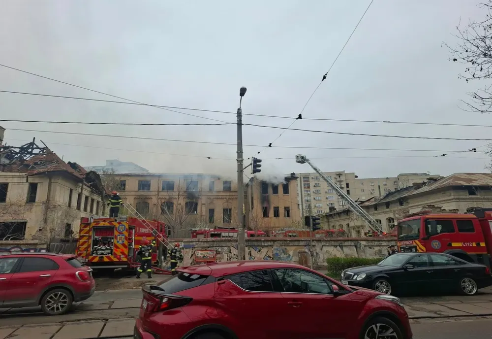 UN NOU INCENDIU LA FOSTUL LICEU TIMPURI NOI DIN CAPITALĂ