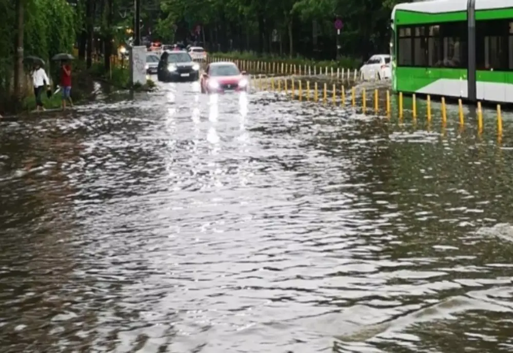 BUCUREȘTI ȘI ILFOV, SUB ASEDIUL FURTUNII: SUTE DE INTERVENȚII ALE POMPIERILOR ÎN URMA INUNDAȚIILOR ȘI PAGUBELOR PROVOCATE DE VANT 