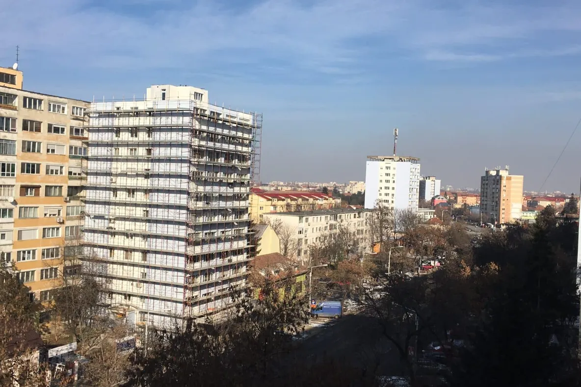 Cine are dreptul asupra spațiului din fața casei sau a blocului