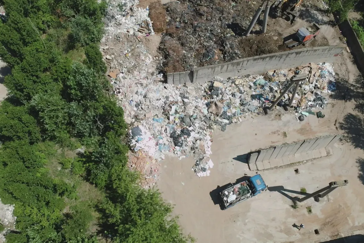 Dronele Gărzii de Mediu au depistat un depozit ilegal de deșeuri în București. Amenzi de 160.000 de lei și autoutilitară confiscată