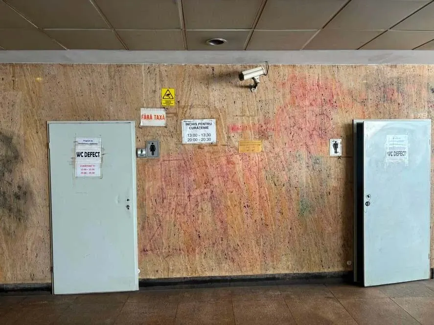 Ce se va întâmpla cu toaletele publice din Pasajul Universității: „Lipsa unui serviciu public esenţial este inacceptabilă”