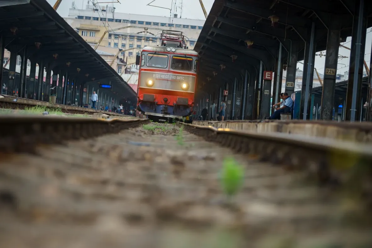 Furtuna a paralizat Gara de Nord. Trenurile au rămas fără curent, iar întârzierile s-au ținut lanț