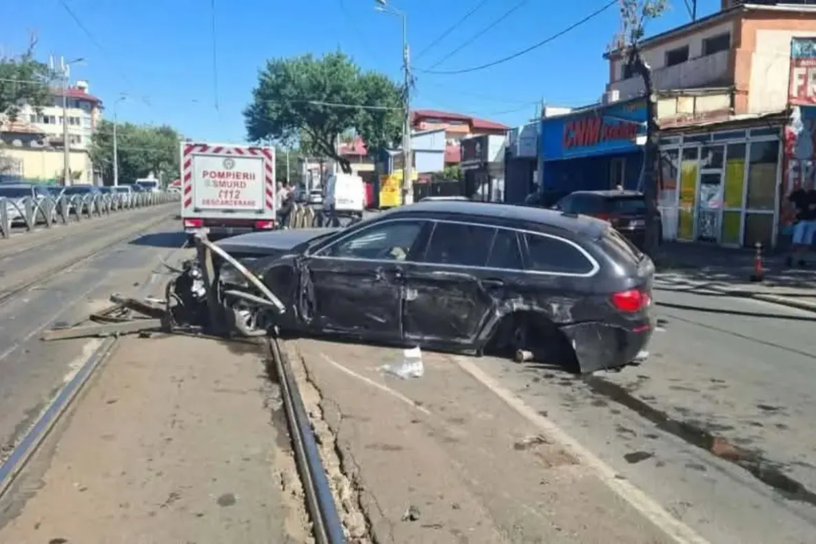 Accident grav în Capitală: un autoturism a intrat pe linia tramvaiului 21 și a fost grav avariat