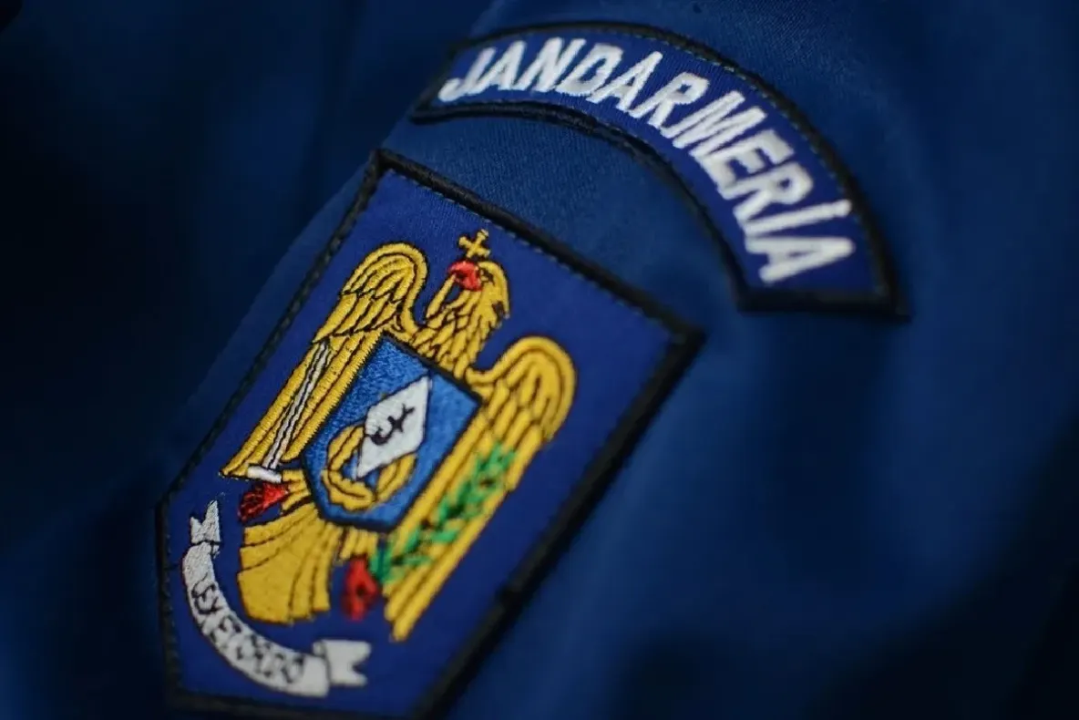 Jandarm din București, reținut după ce o turistă trans din Franța ar fi fost bătută într-un lift al unei secții de poliție