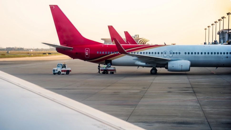 Scandal la bordul unui avion: o femeie a fost debarcată pentru că a dat drumul la un videoclip cu sunetul la maximum