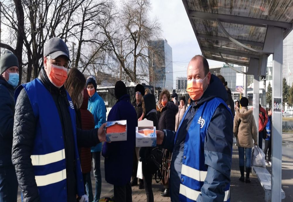 Măști pentru prevenirea gripei distribuite în tramvaiele, autobuzele și troleibuzele din Capitală