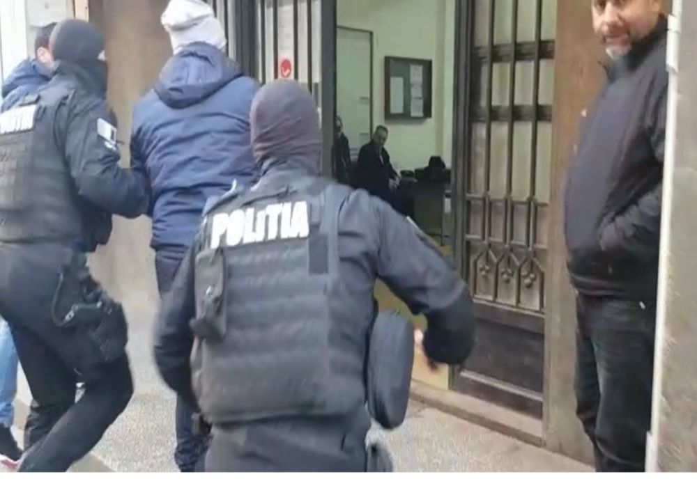 Percheziții de amploare la una dintre cele mai vechi grupări de spărgători de locuințe din București