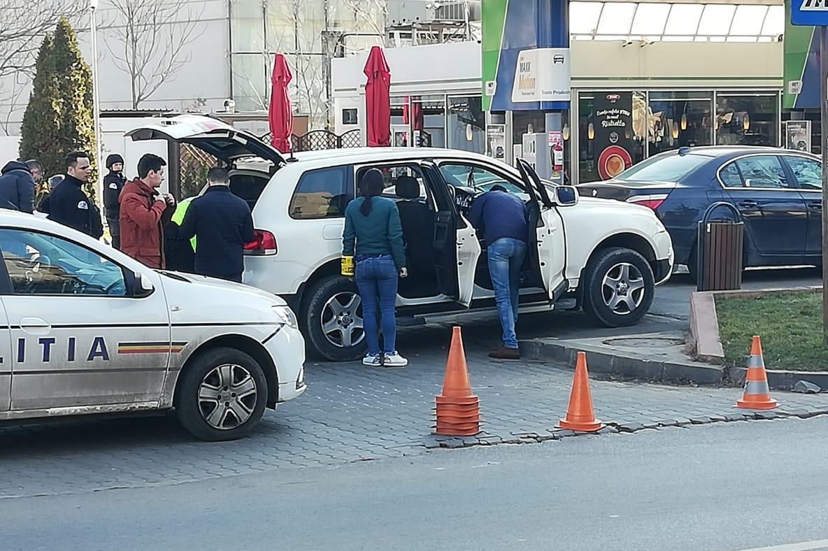 Alertă teroristă în centrul Capitalei. Un bărbat amenință că își detonează mașina lângă o benzinărie