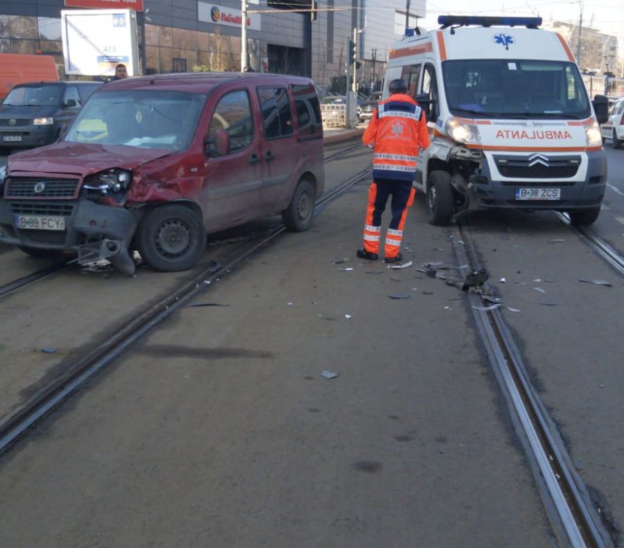 FOTO. Ambulanță implicată într-un accident. Circulația tramvaielor blocată