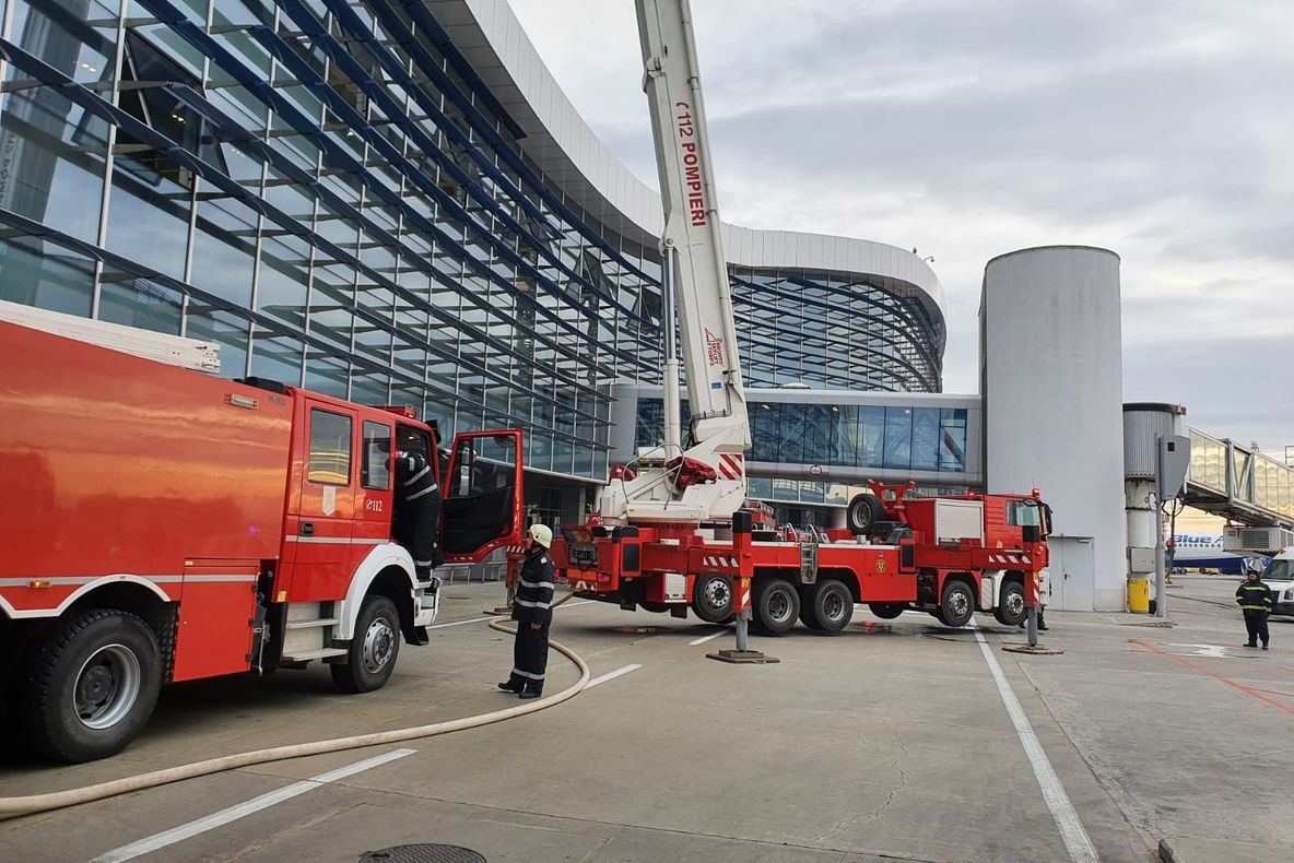 ALERTĂ pe Otopeni. Mii de turiști evacuați. Terminalul, inundat cu fum (FOTO)